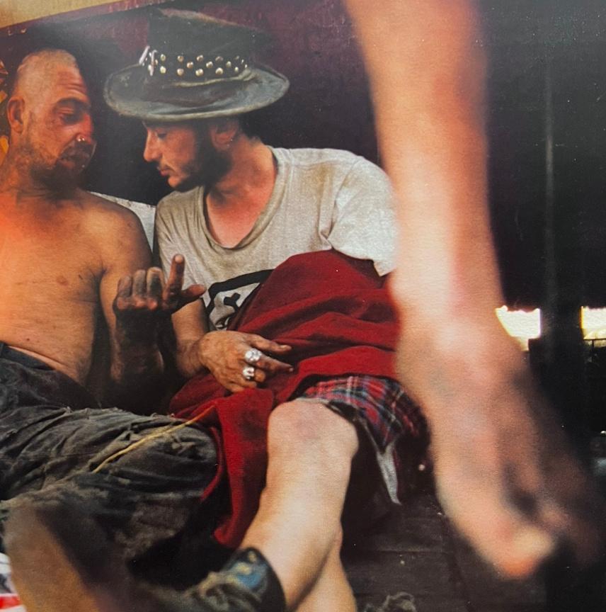 高清老照片：旗人格格大腿岔开豪放洗衣，地主三妻四妾不输女明星