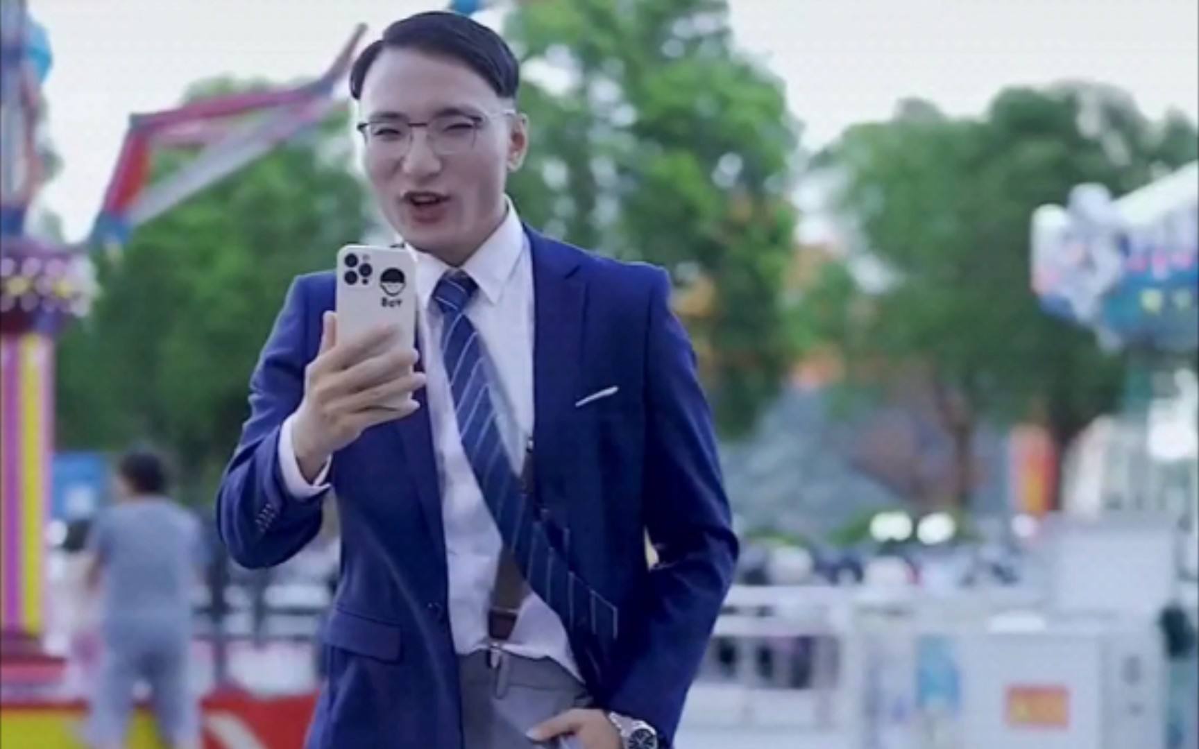 洗米嫂卖房替夫还债，张轩睿恋情曝光，百万网红骗财骗色张杰被骂