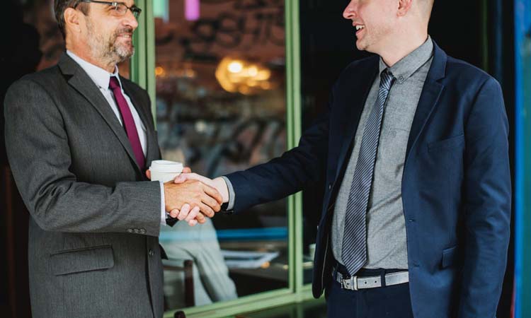 遇到小人在背后说闲话怎么办,小人在背后搞事