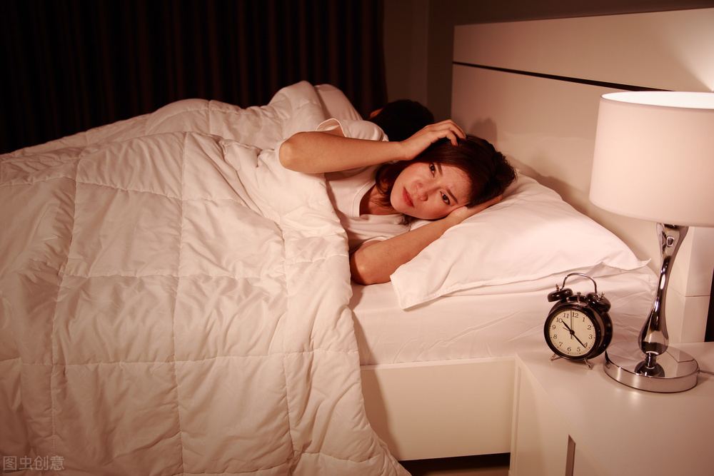 睡不着闭着眼睛是一样休息吗,夜里睡不着闭着眼睛算熬夜吗