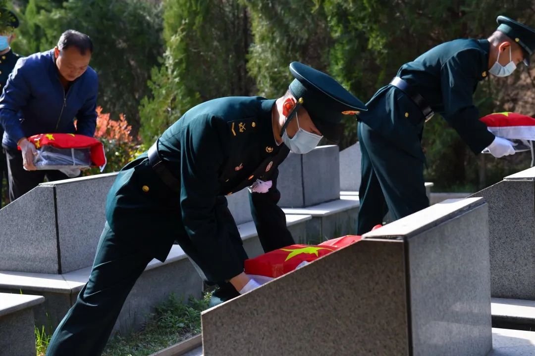 解放军清明缅怀红军先烈活动,清明祭奠革命先烈解放军鸣枪