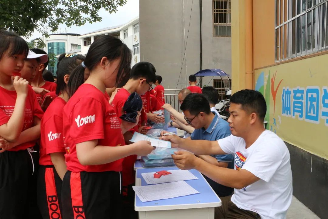 万二小举行2016级毕业典礼暨毕业班综合素质拓展活动