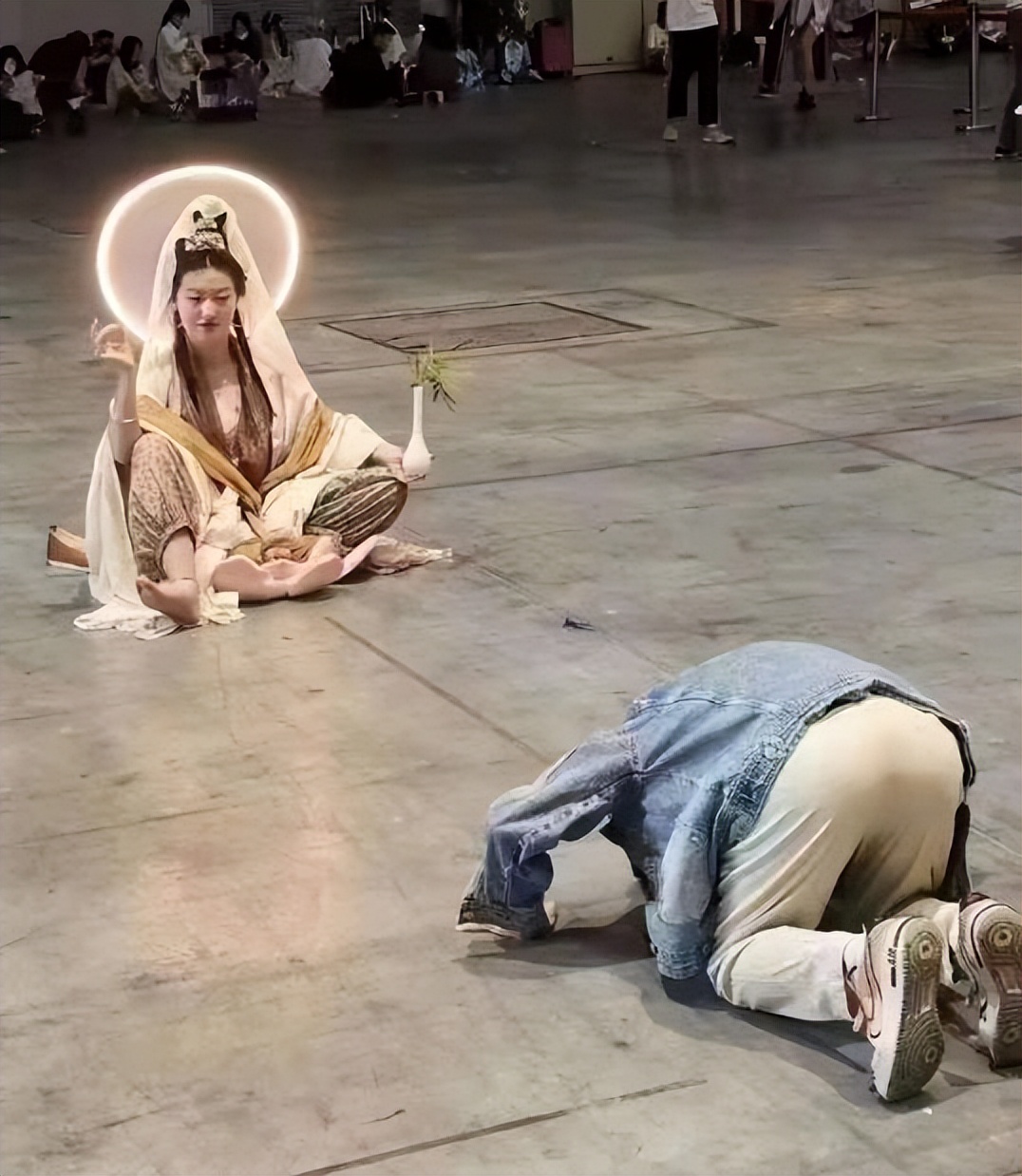 上海漫展出现女菩萨,漫展惊现女菩萨新闻评论