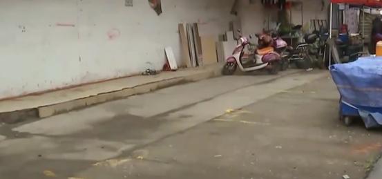 女子占道停车10多天车被铲车铲走,女子占小吃摊位停车20天