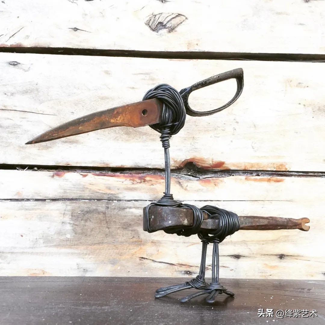 他用一把废剪刀和几根细铁丝，制作异域风格雕塑，效果出奇地好