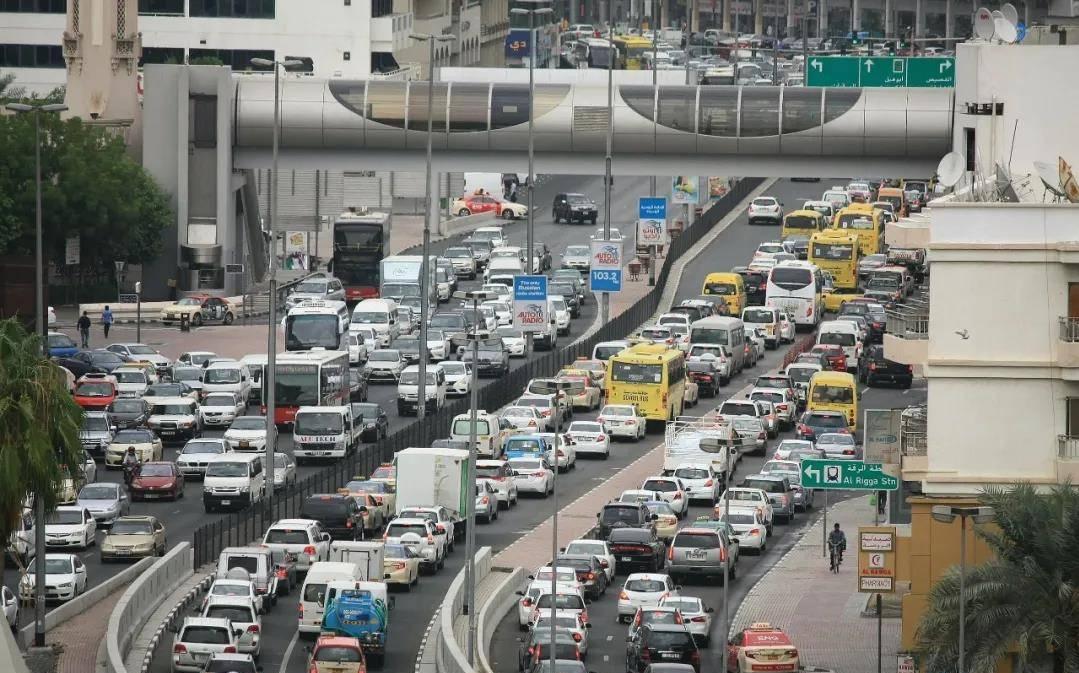 一场高速堵车，6小时才跑80公里！领悟电动汽车和燃油车的差距