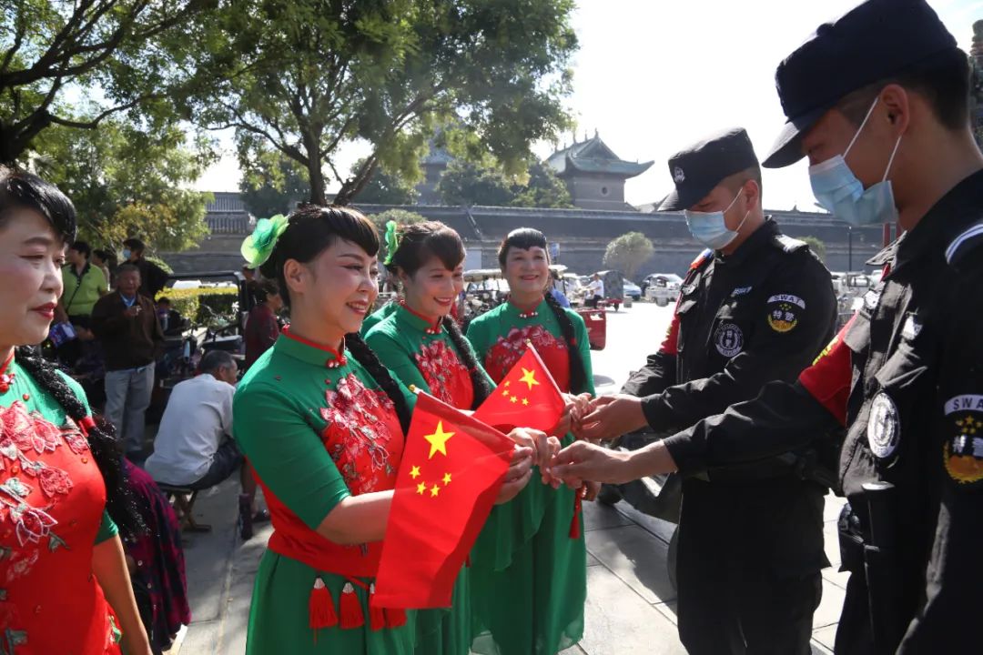 节日我在岗护航群众平安出行,节日我在岗交警坚守一线保畅通