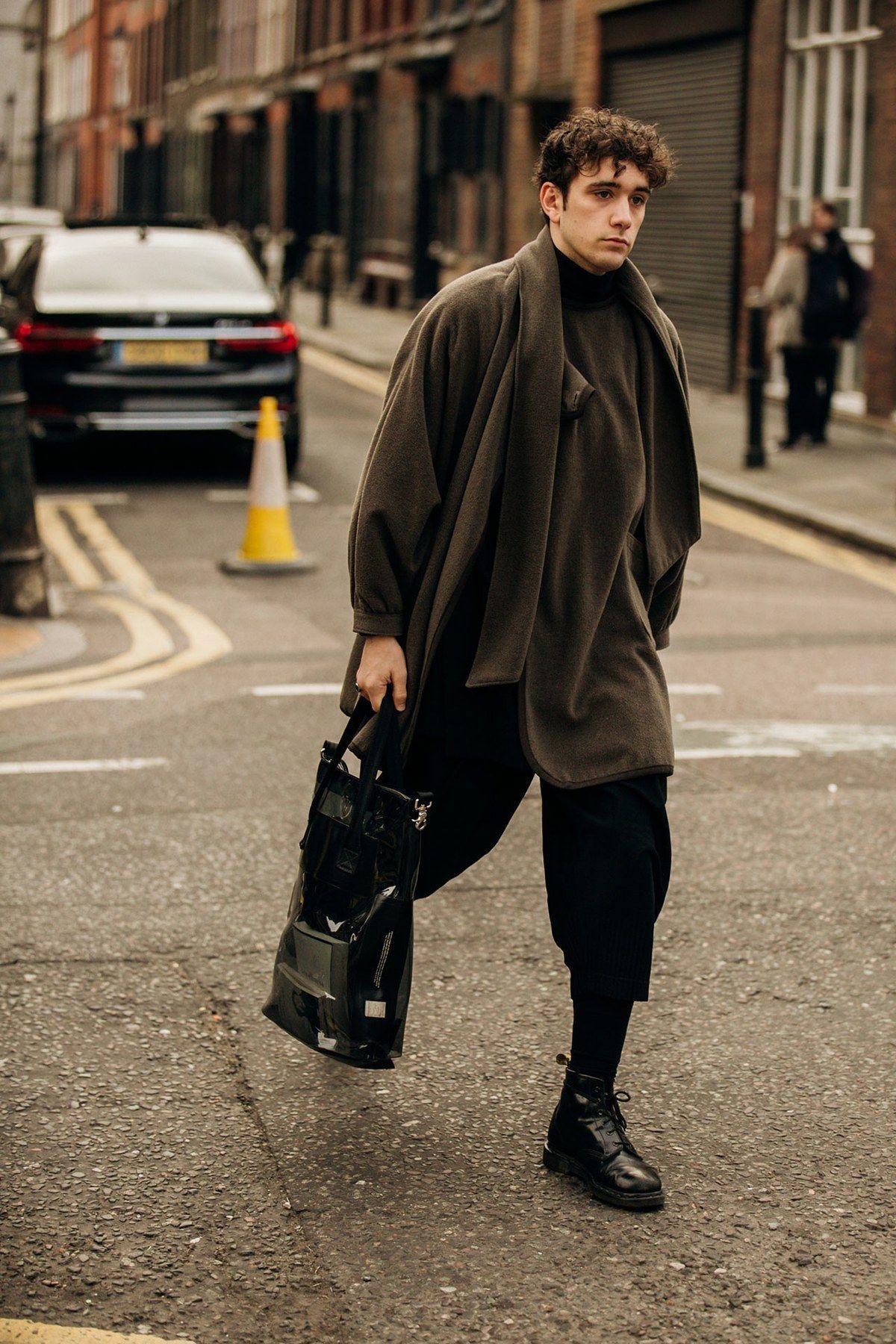 冬季浅色长筒皮靴搭配裤子,今年流行的冬季鞋靴穿搭