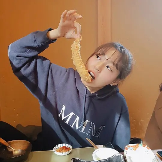 她曾被前辈吐槽长得丑却靠魅力,他曾因肥胖被欺负后逆袭成高富帅