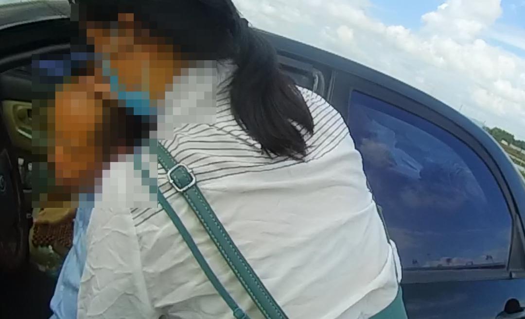 女市民肾结石发作交警紧急送医,女子路上肾结石肚子疼