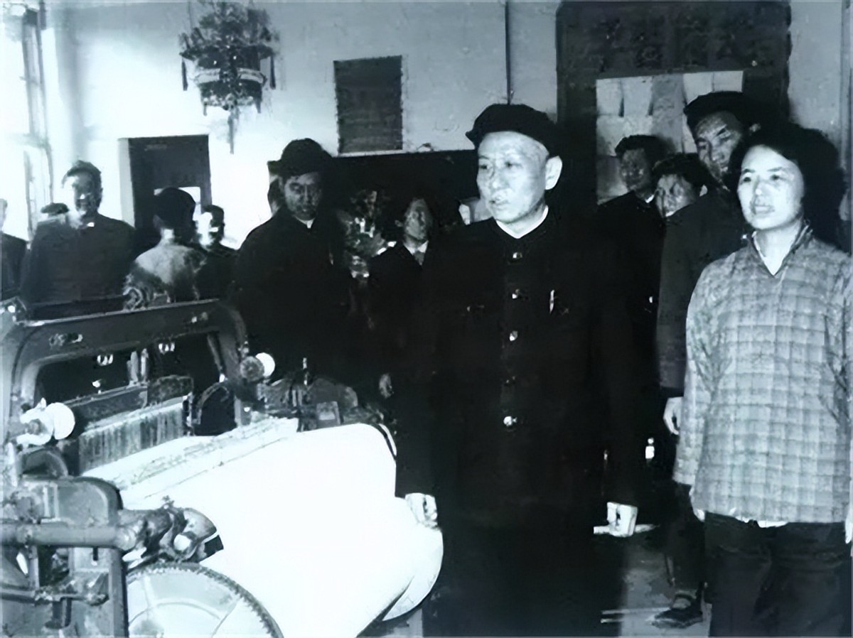 王光美回忆：为何*少奇刘**当选国家主席却没笑容？