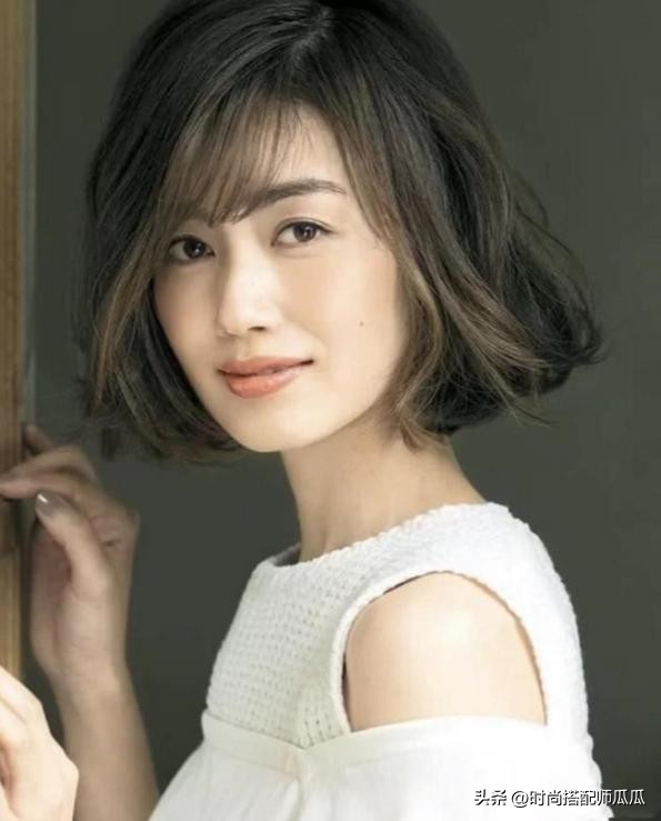女生头发太多理什么短发减龄,女士短发越短越好