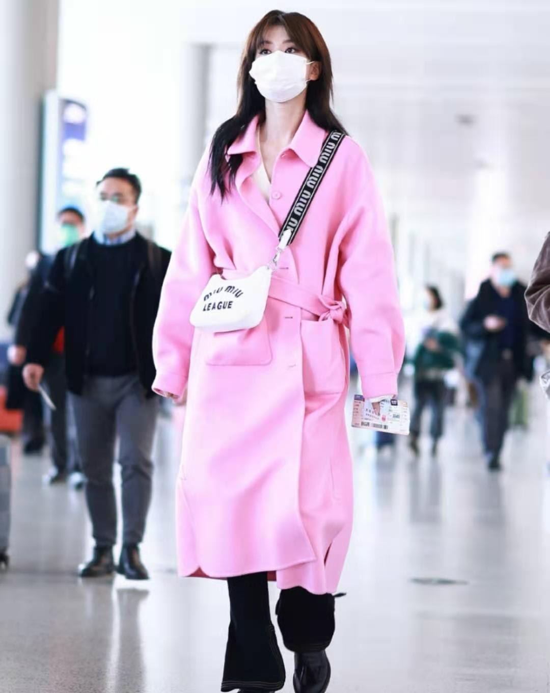 乔欣惊艳穿衣搭配,乔欣穿明艳鹅黄高开叉长裙