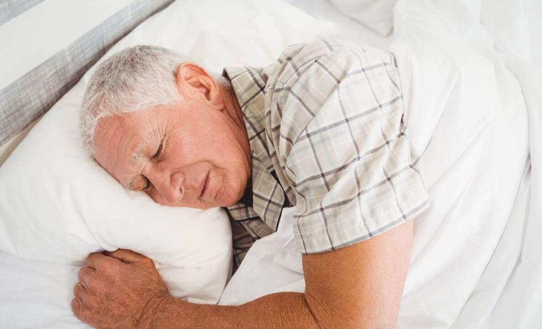 老人斑起痂能用红霉素软膏吗,为什么有的说红霉素软膏能除老斑