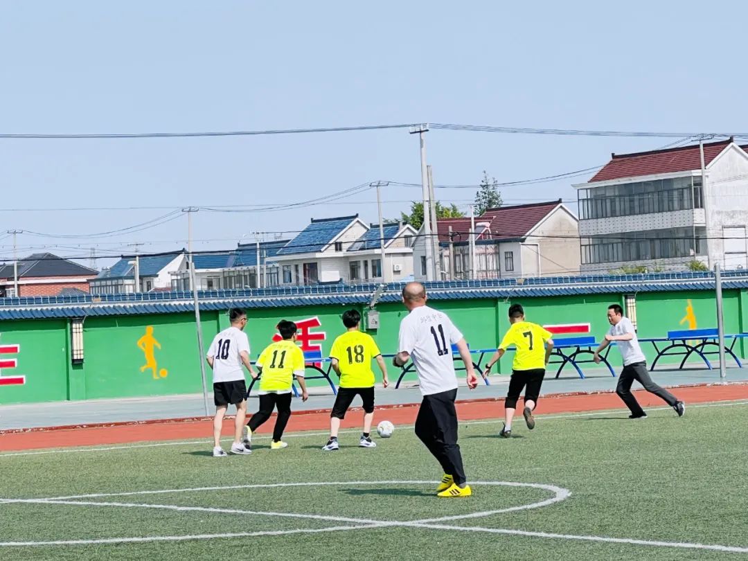 “双减”进行时——邱陞中学师生足球联谊赛火热开赛