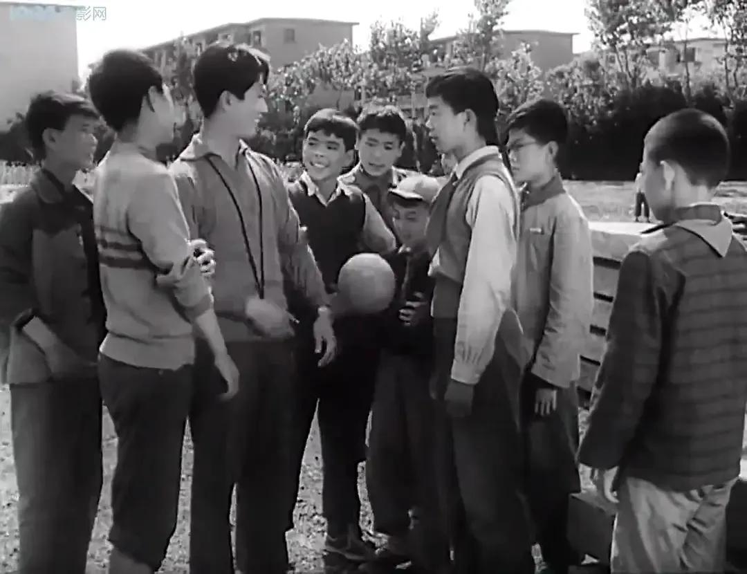 老电影海燕,老电影两个小足球队1956插曲