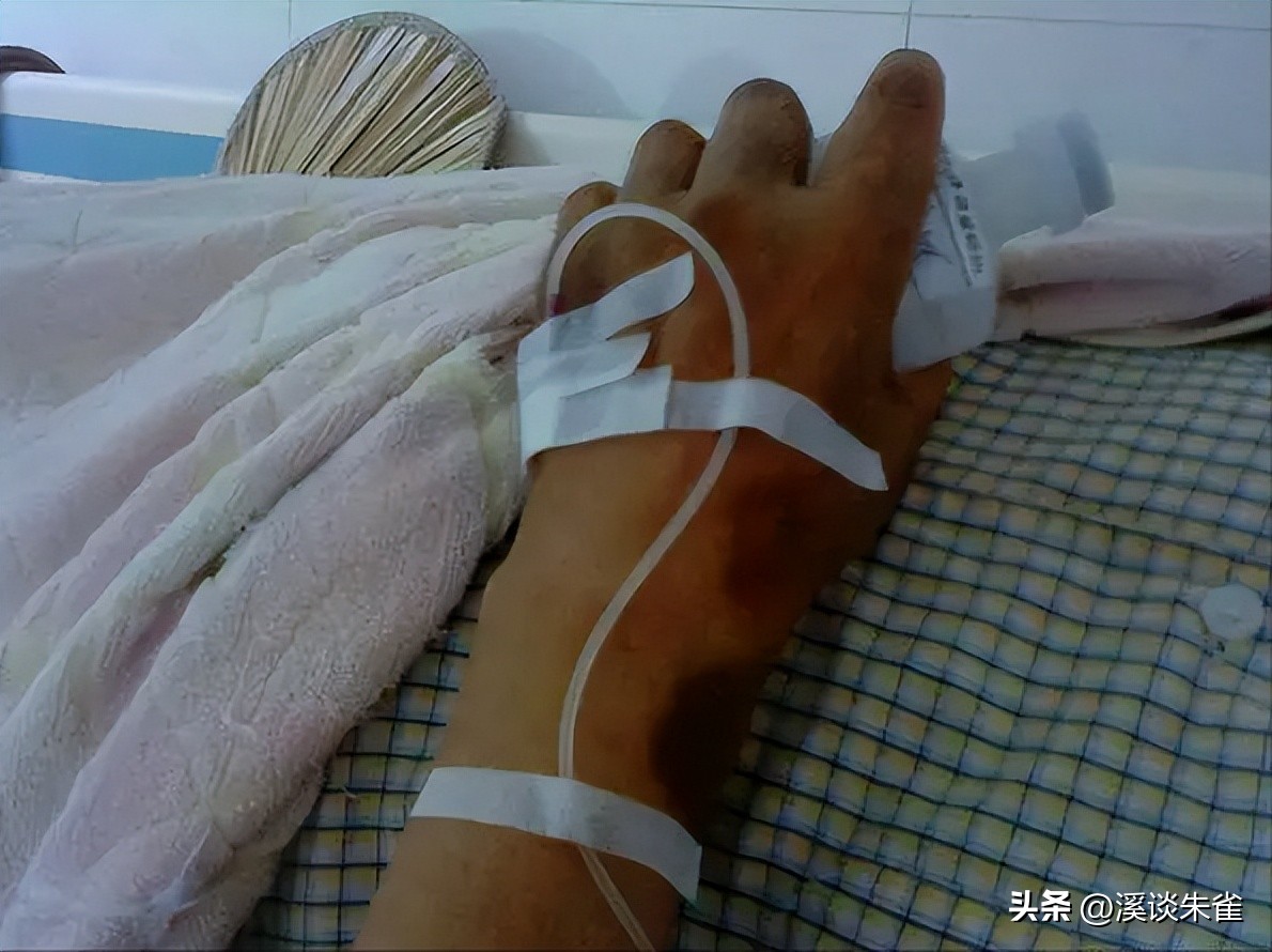 老人被撞肋骨断了十根,老人晨练被撞