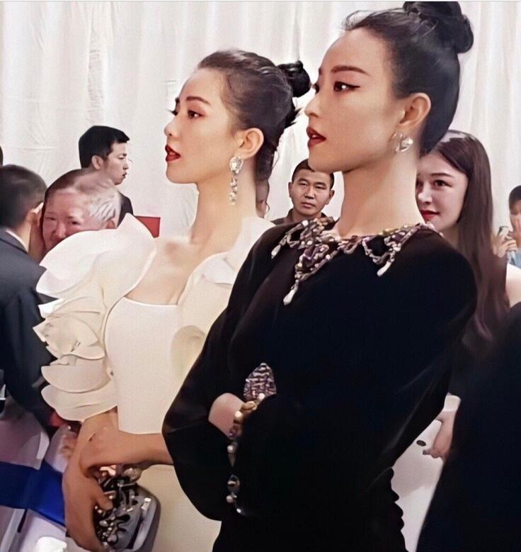 助理伺候明星捏脚,助理伺候明星跪下打伞