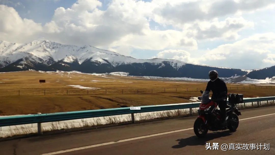 不工作在家里啃老的人,现在年轻人不工作在家啃老