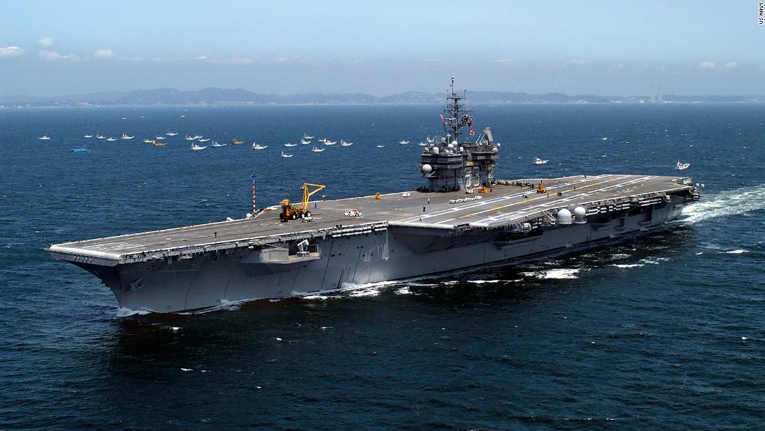 小鹰号，1972年海上种族骚乱的地点，正在前往废料场的途中