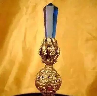 和珅官帽顶珠价值一亿三千多万,和珅怎么可以戴王爷的顶珠