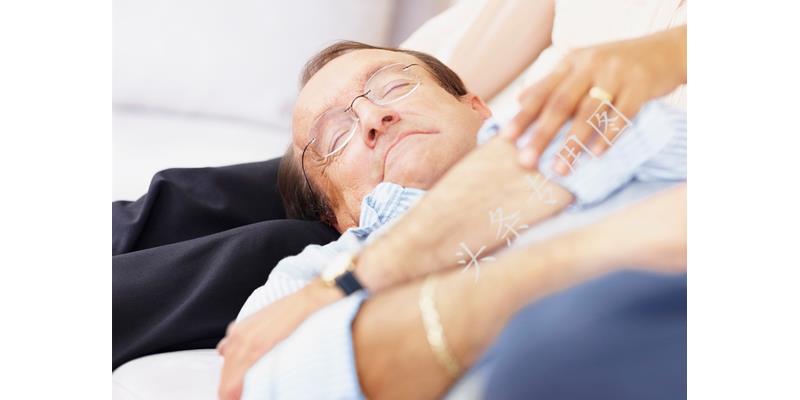 貌美女子与男闺蜜车震被丈夫堵车上，被路人围观，直接离婚