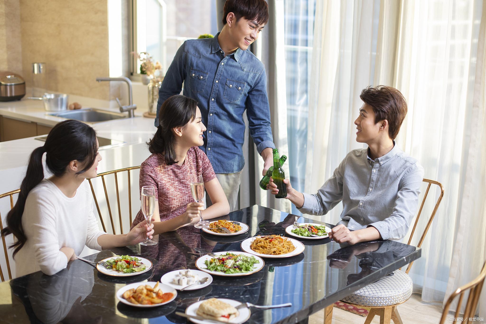 多年不联系的同学办聚会，我临时有事没去成，后来庆幸：还好没去