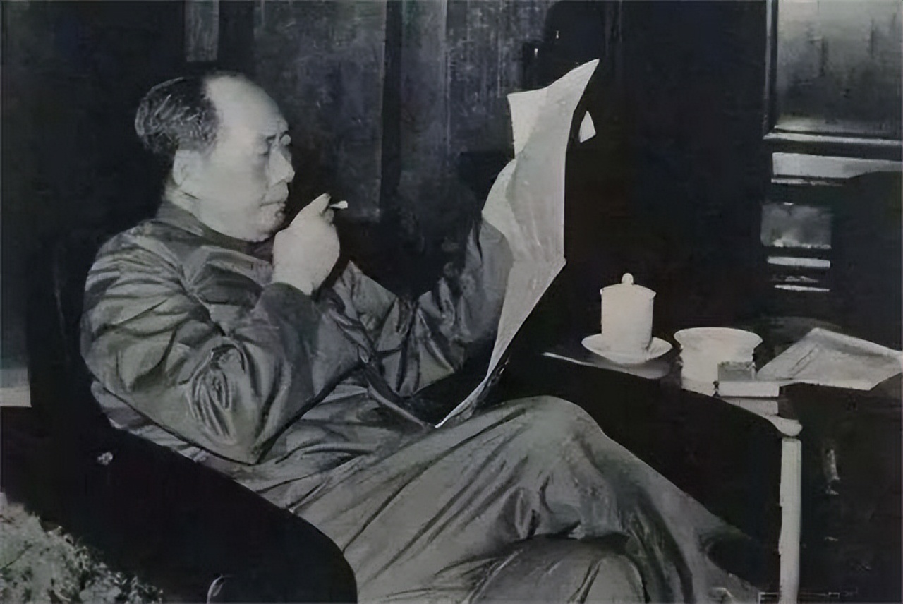 伟人抽烟趣事：毛主席爱抽雪茄，*少奇刘**抽便宜烟，*小平邓**被递条子