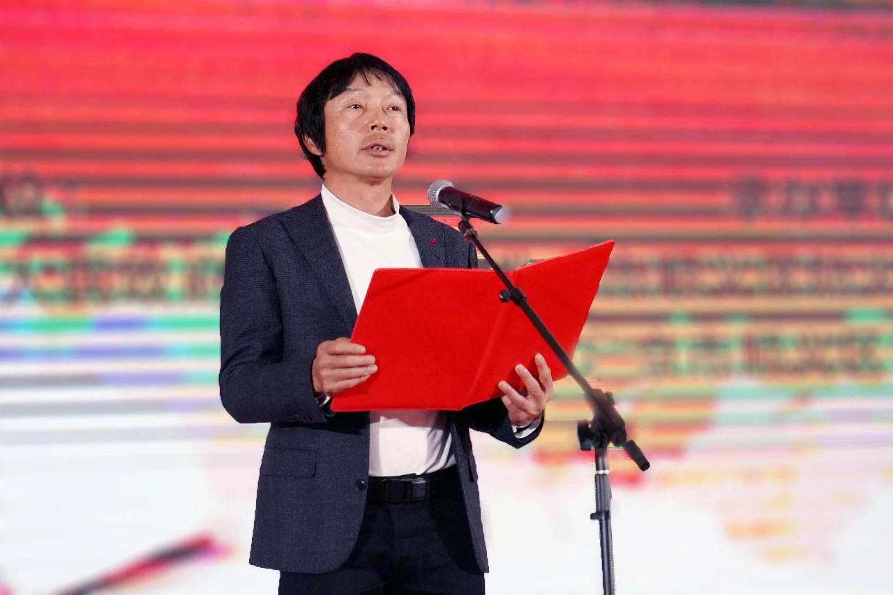 54岁四川男人，开蛋糕店身家20亿，离婚后玩摄影去过53次非洲