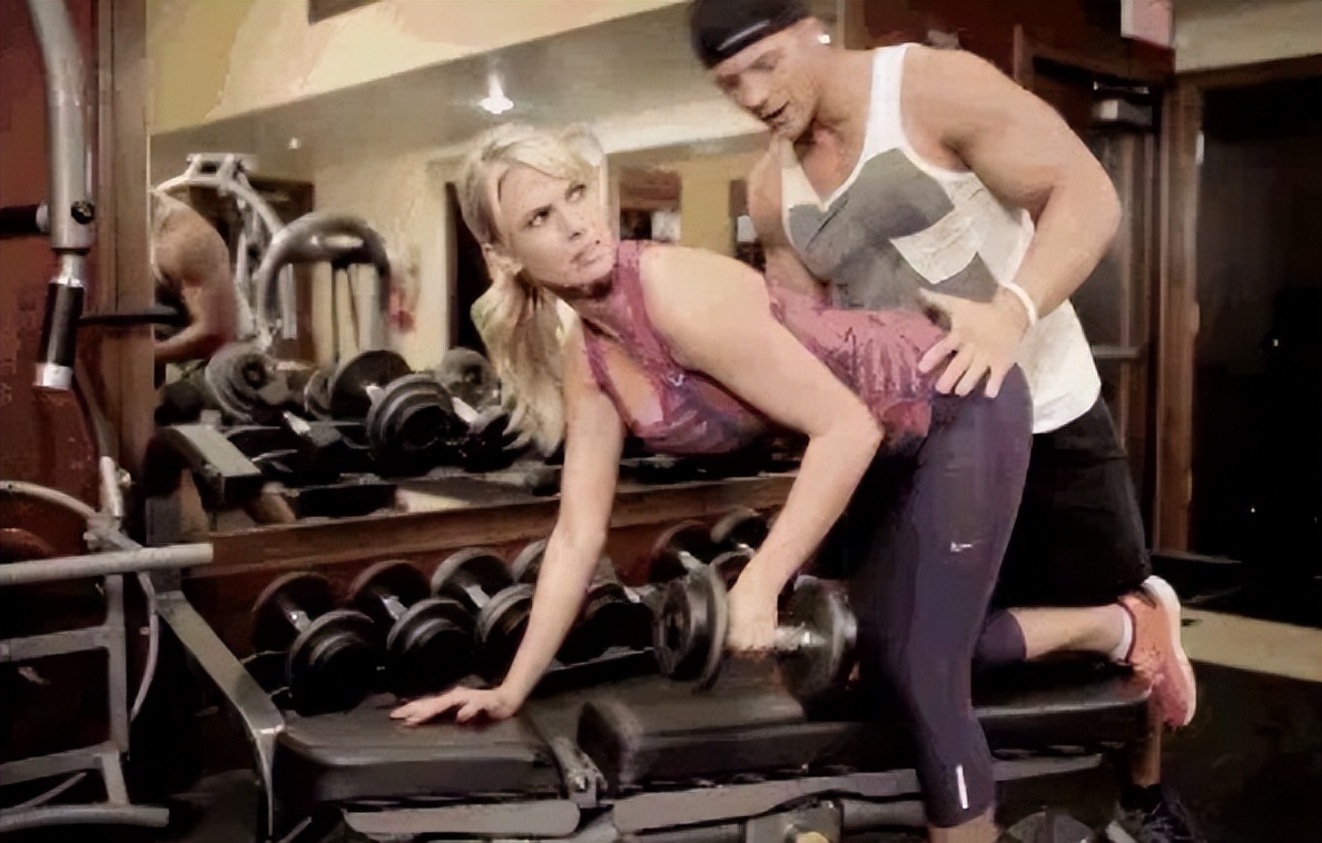 *拍偷**意淫女学员，男教练偷偷剪开裆部看*处私**，健身房乱象何时休！