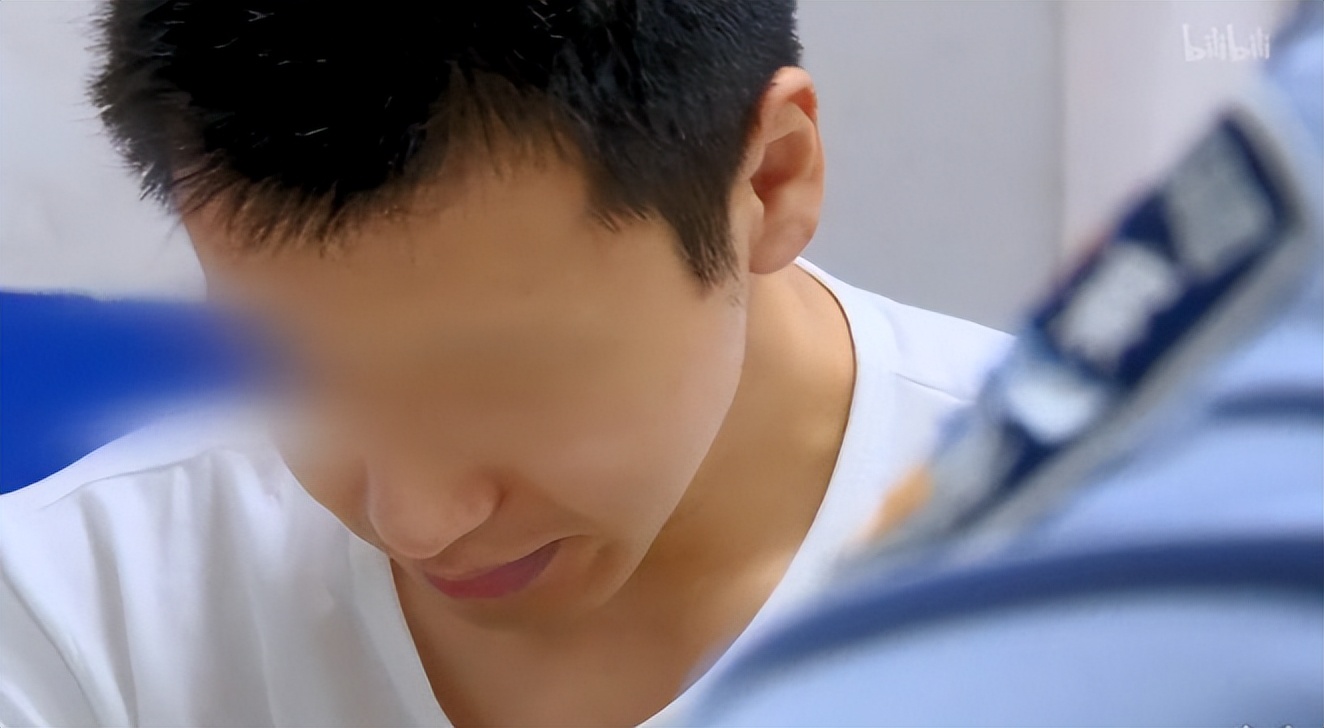 法律是一个保护伞,守法就是拉开这把伞,让我们免受风雨的侵袭