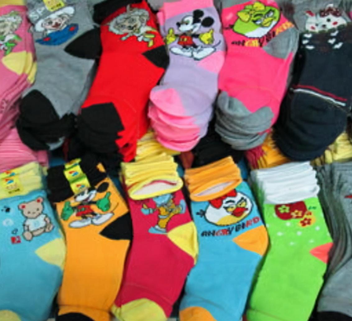 摆地摊一双袜子能赚多少钱,小伙摆地摊一晚赚1000