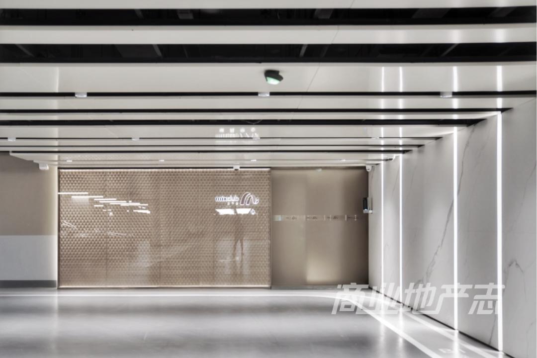 为了提升观察海口万象城的本地化视角,我在海口住了一整周