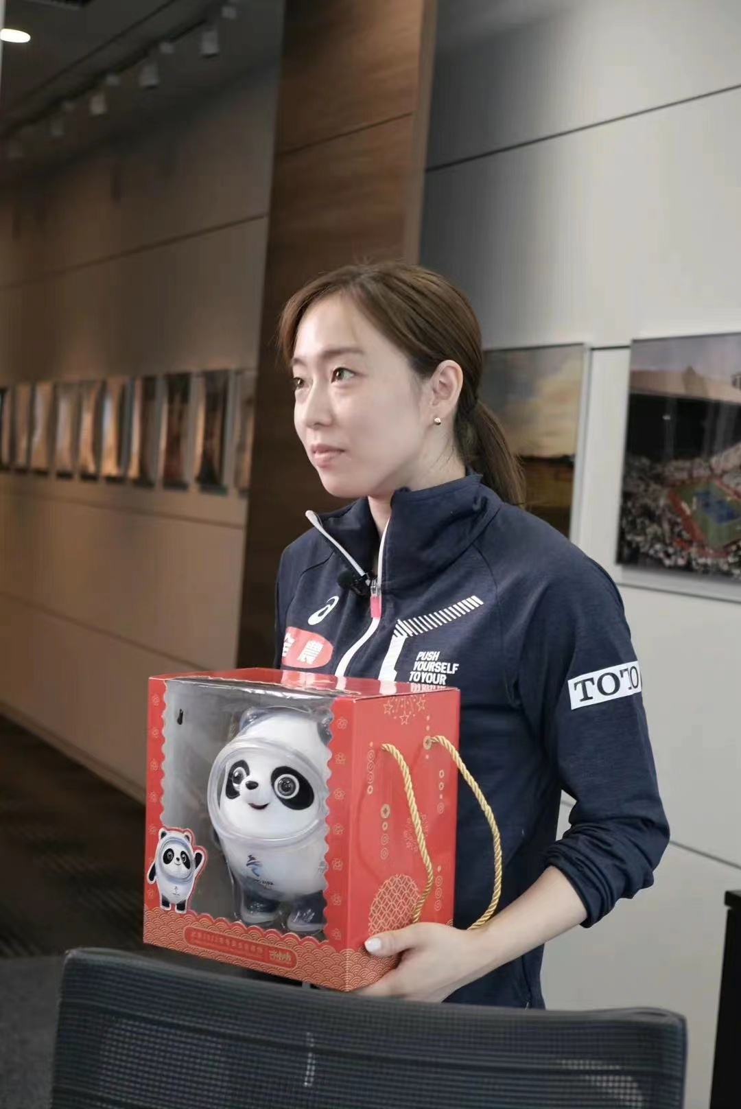 石川佳纯拥抱邱建新,石川佳纯趴在乒乓球上