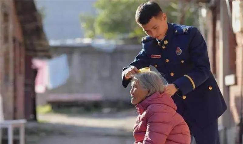 24岁小伙与85岁老人拍婚纱照,小伙子与八旬老太婚纱照