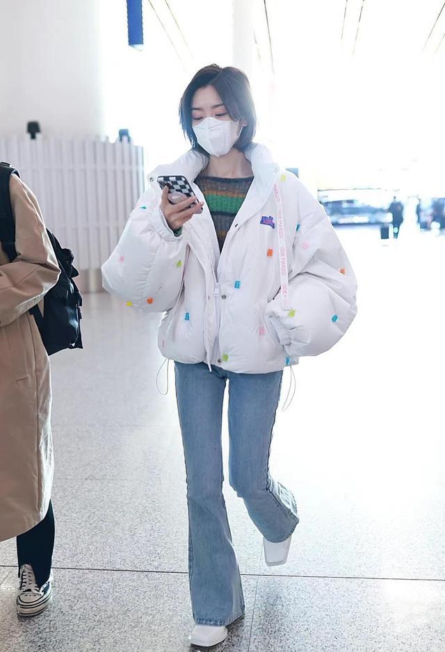 关晓彤穿短裤配小白鞋,关晓彤穿修身裤