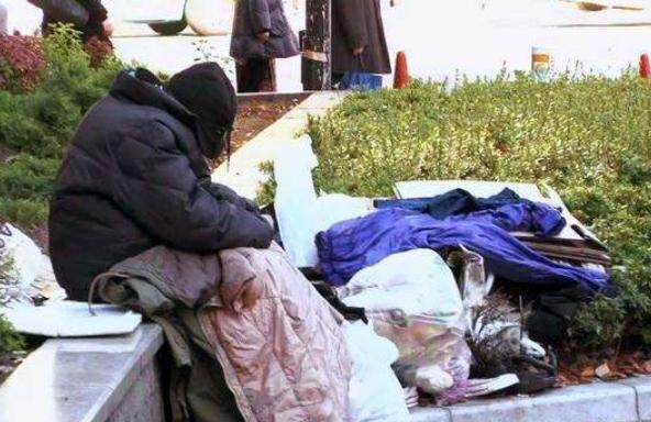 女大学生流落街头,女大学生沦为女乞丐