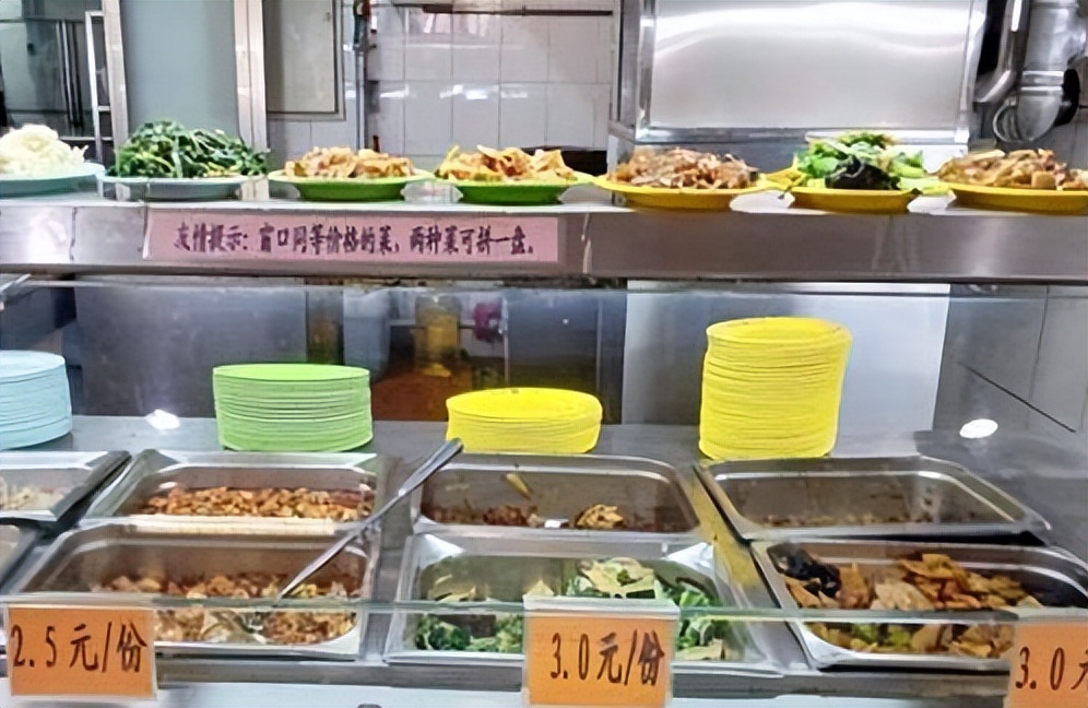 光明正大的坑学生钱？大学食堂出现“擦边菜”，学长表示习惯就好