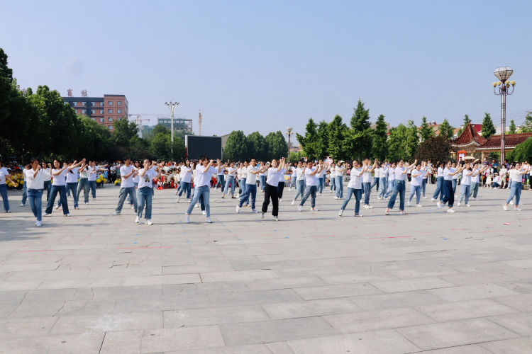 幼儿园亲子运动会主题大手牵小手,小手拉大手运动会