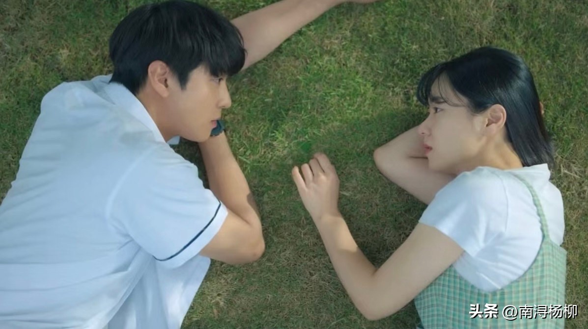 一脸疲惫还硬演学生，韩版《想见你》刚上线播出，原版又火了