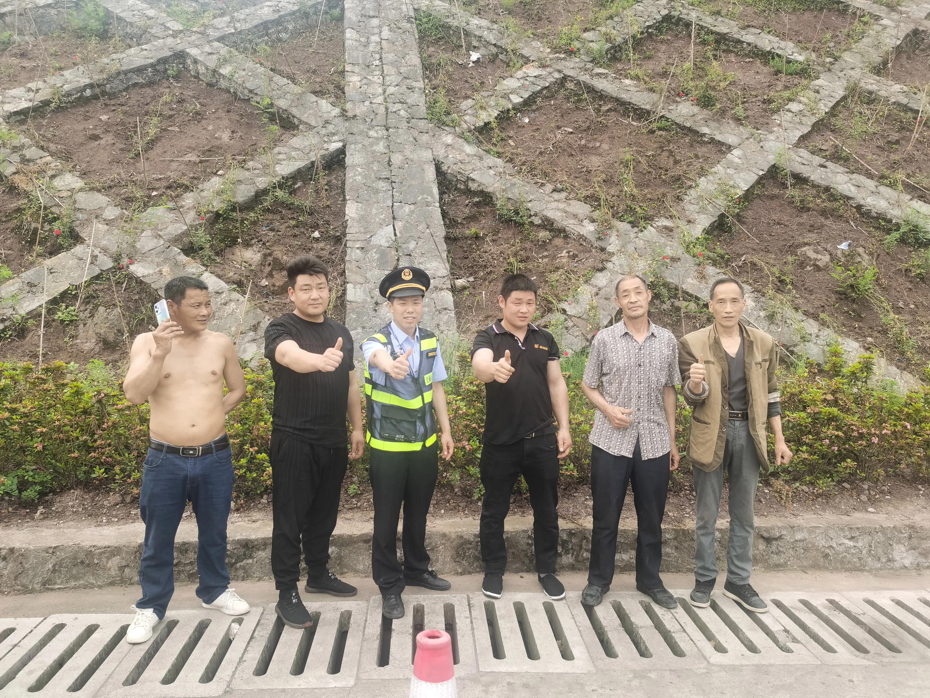 轿车高速路上抛锚交警来帮忙,车辆路口抛锚民警帮忙推车