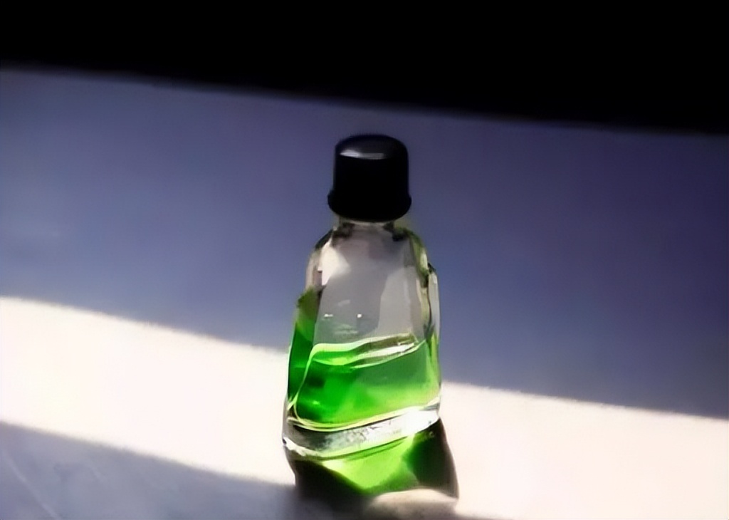 睡前把风油精挤在肚脐里,女性睡前把风油精涂在肚脐上