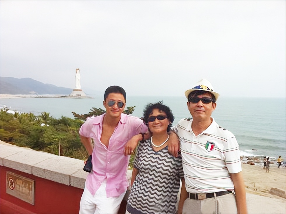 吴京：实现父亲的两个心愿，将脑血栓父亲当孩子疼