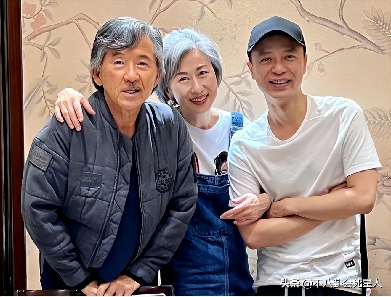 老牌港星在内地有多赚钱？李克勤狂买4套豪宅，何家劲豪车代步