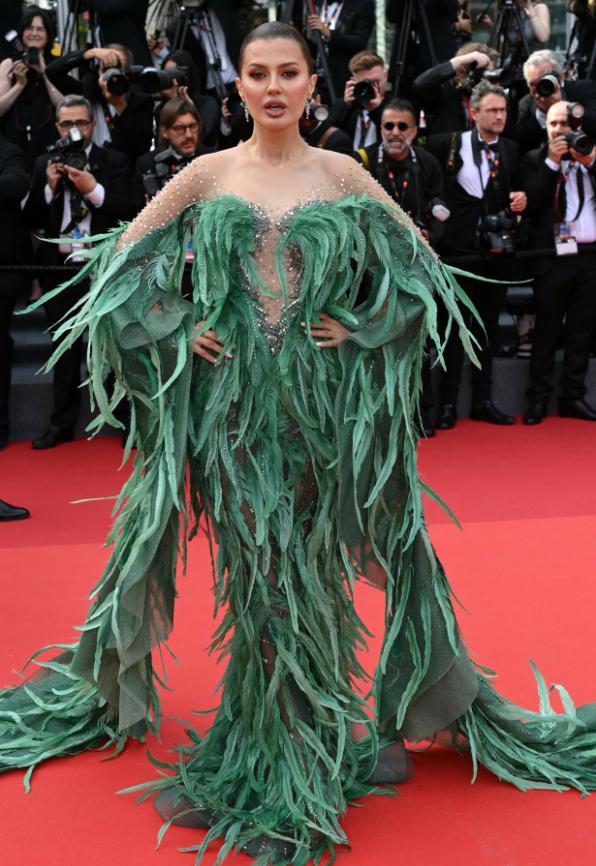 女星红毯被孤立有多尴尬,女星红毯衣着暴露引争议