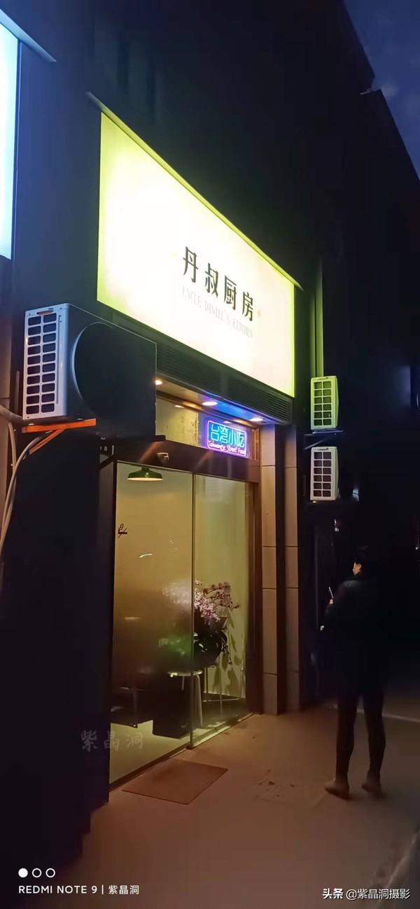 几张桌子的小店,只有4张桌子的长方形小店