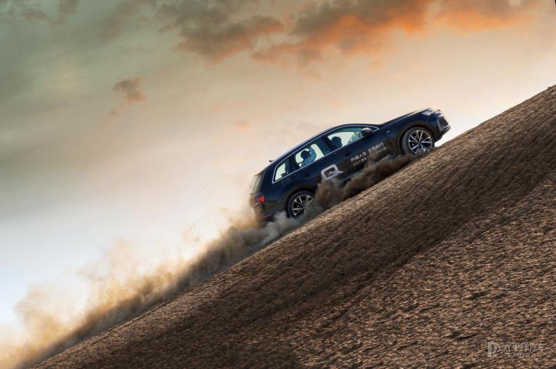 奥迪q8顶配最新款2023多少钱,奥迪rsq8顶配2023款冰雪运动