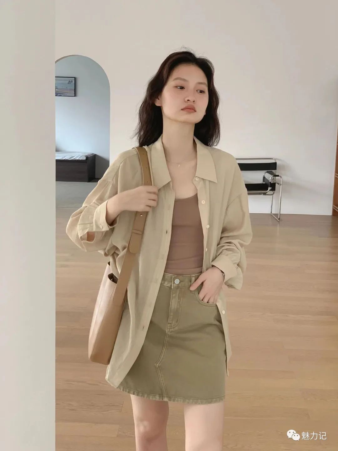 蓝衬衫小黑裙怎么搭配小个子轻熟,白衬衫小黑裙穿搭