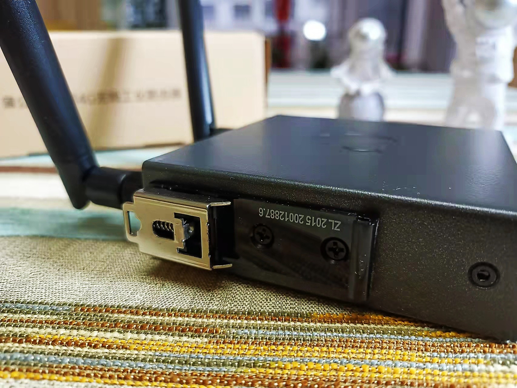 蒲公英4G插卡无线路由器,蒲公英4g工业路由器带电视卡吗