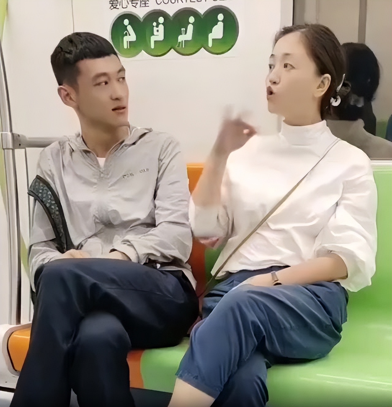 上海一聋哑情侣地铁上用手语交谈，打情骂俏温馨幸福：挺有夫妻相